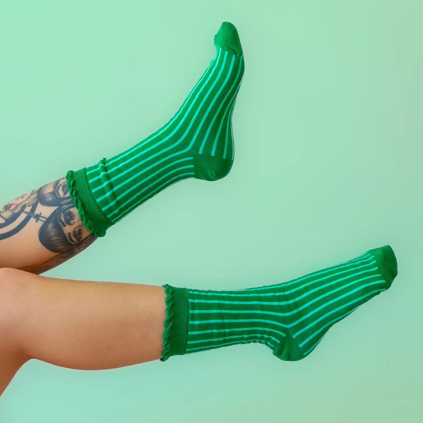 STRIPED RUFFLE CREW SOCKS